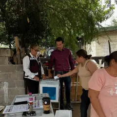 Francisco Bribiescas en actividad de trabajo en territorio