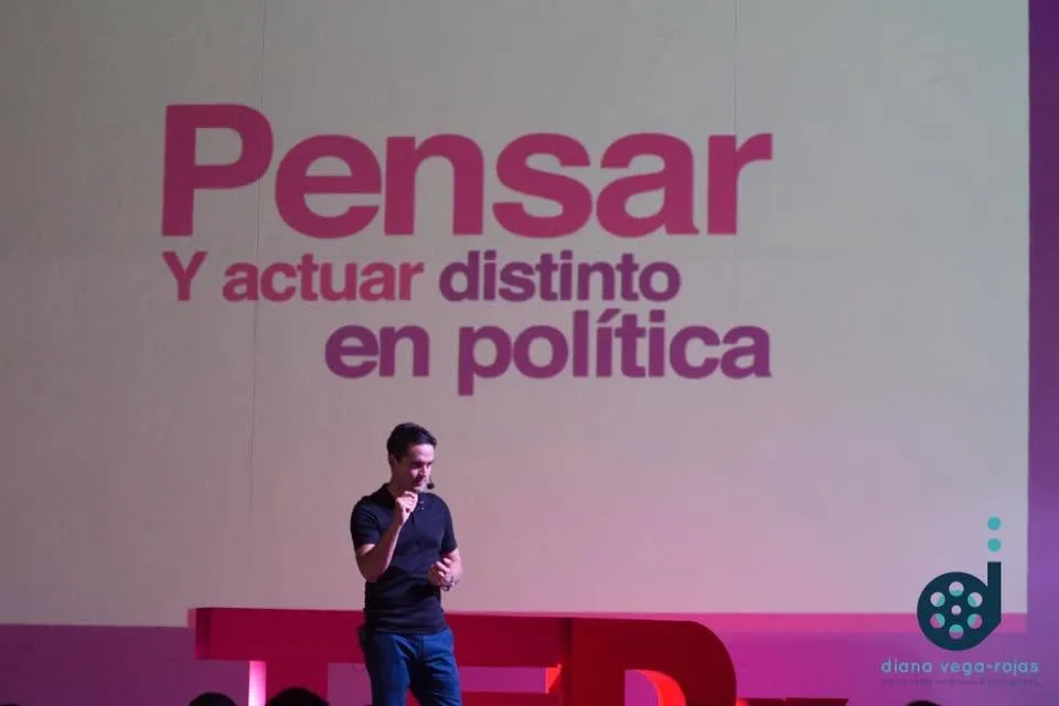 Paco Bribiescas durante su charla TEDx