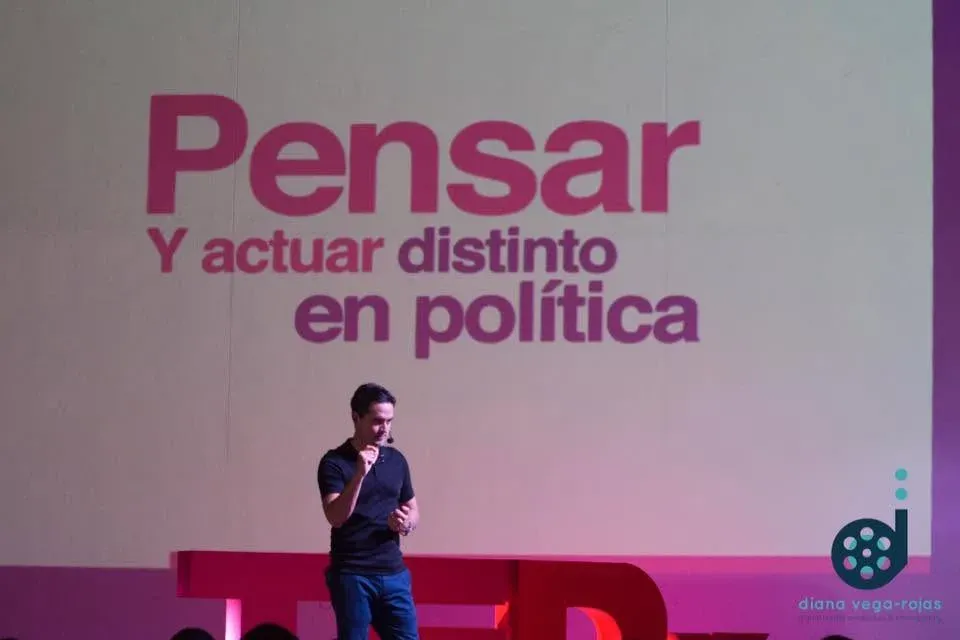 Paco Bribiescas durante su charla TEDx