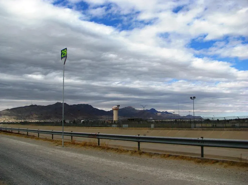 Vista del bordo, con los cerros de El Paso al fondo.
