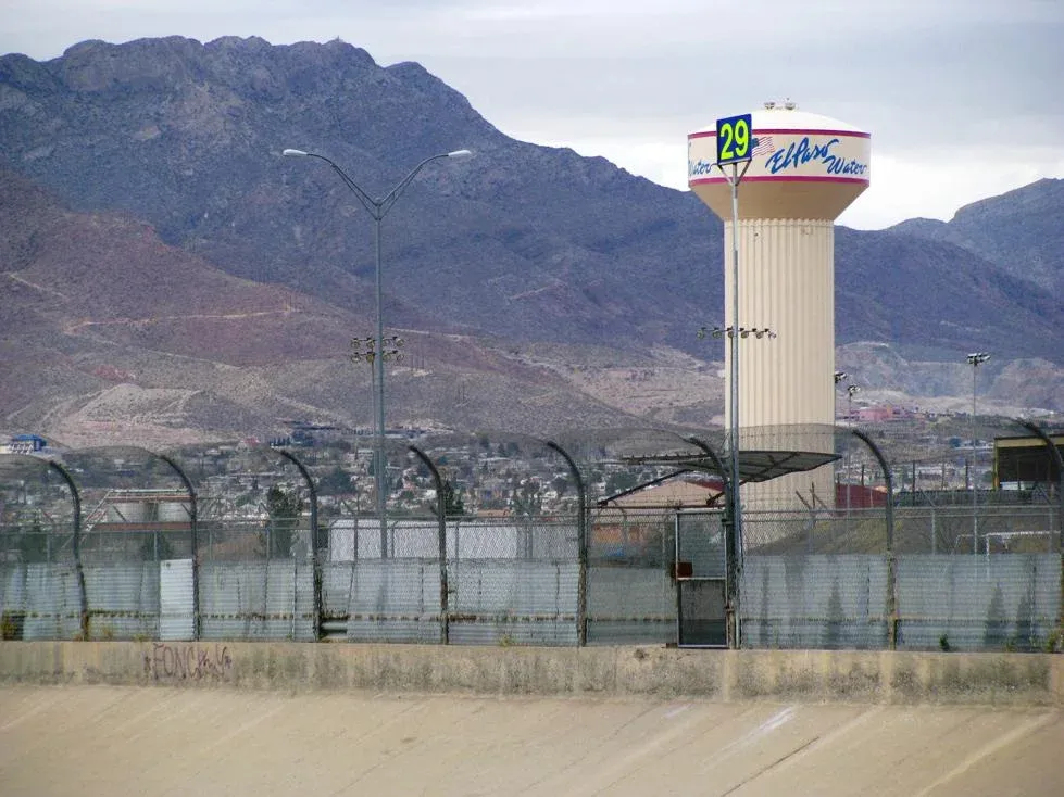 El poste 29, instalado sobre la torre de agua de El Paso Water.